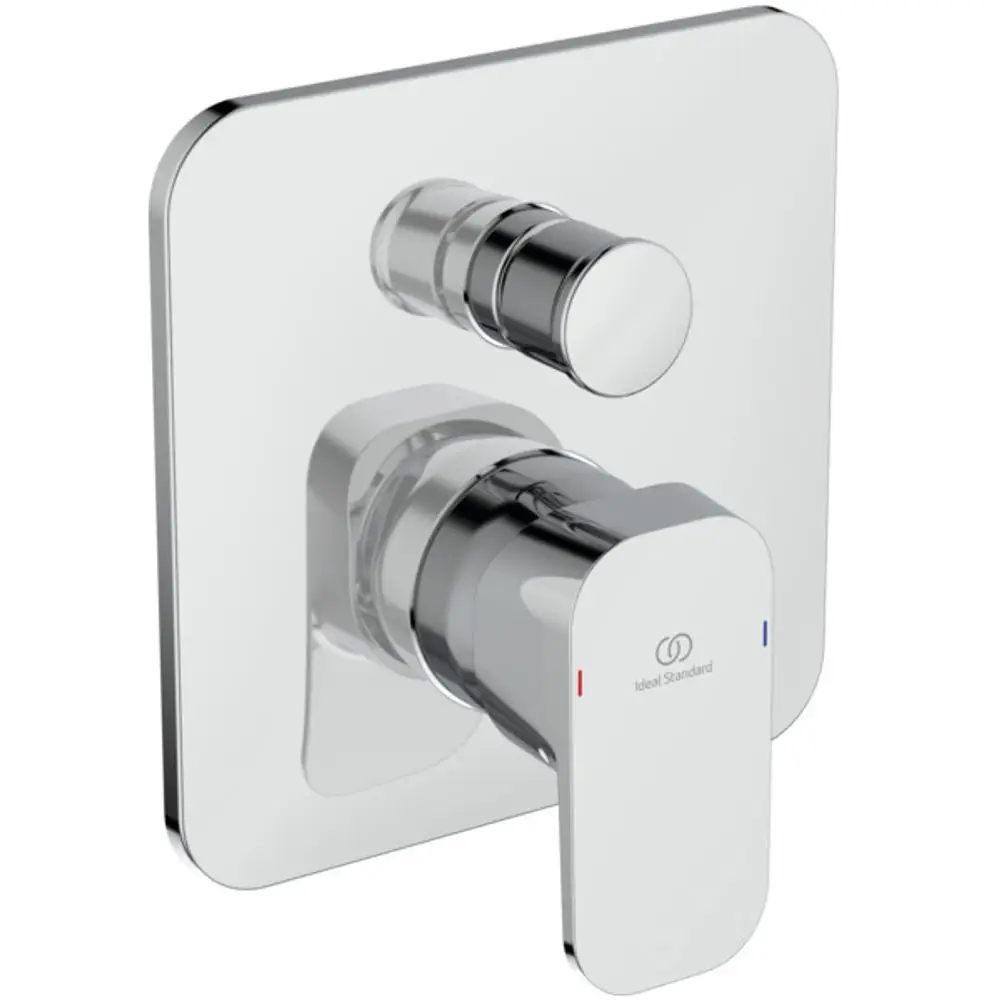 Chromene Badearmatur mit quadratischer Rosette und drei Steuerungselementen von Ideal Standard, geeignet für Wandmontage.
